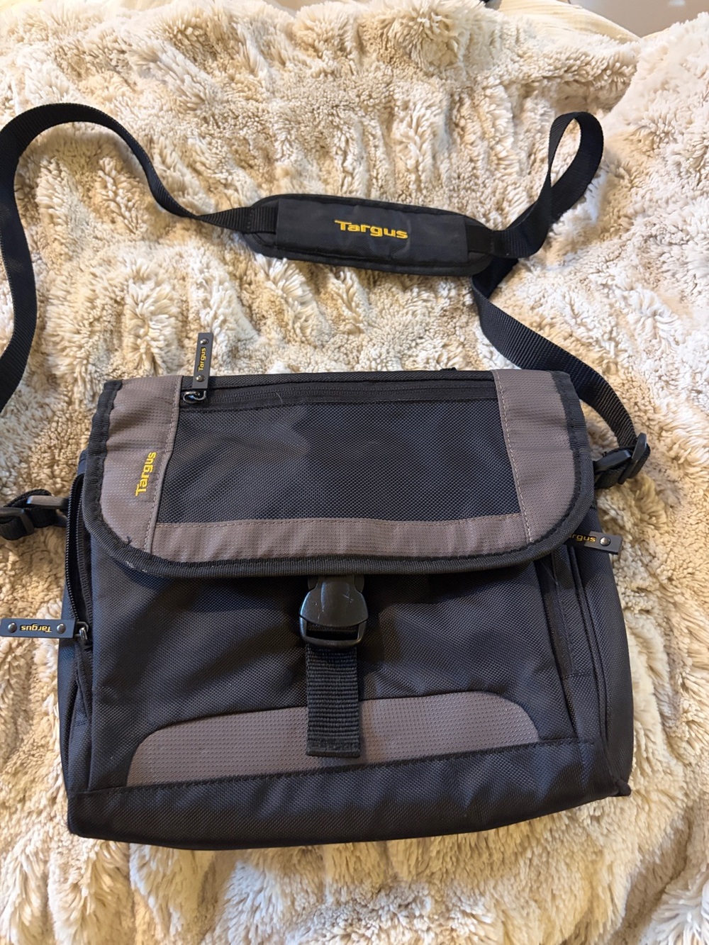 Targus Black and Gray Messenger Shoulder Bag